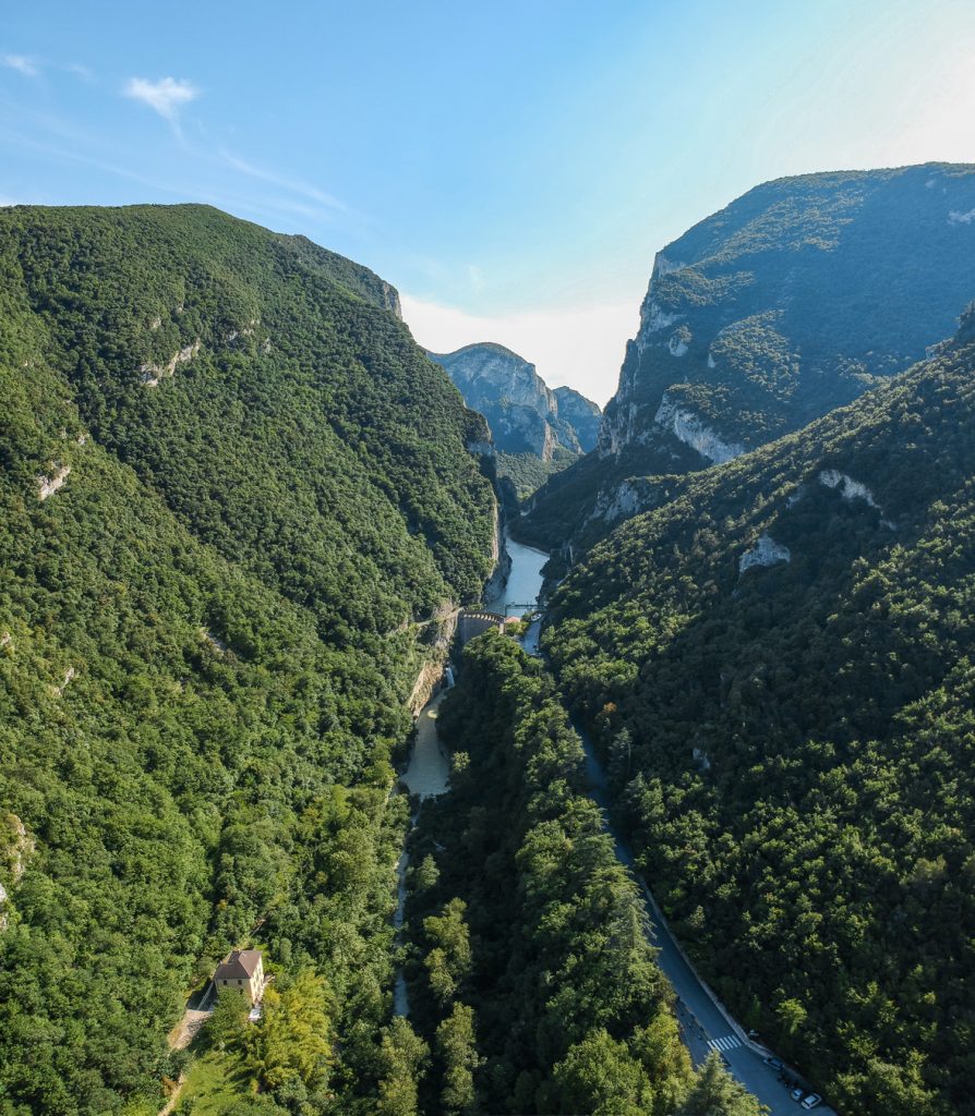 foto drone gola del Furlo Marche