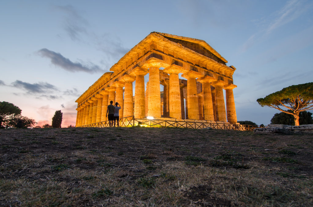 foto templi di Paestum al tramonto con aperitivo