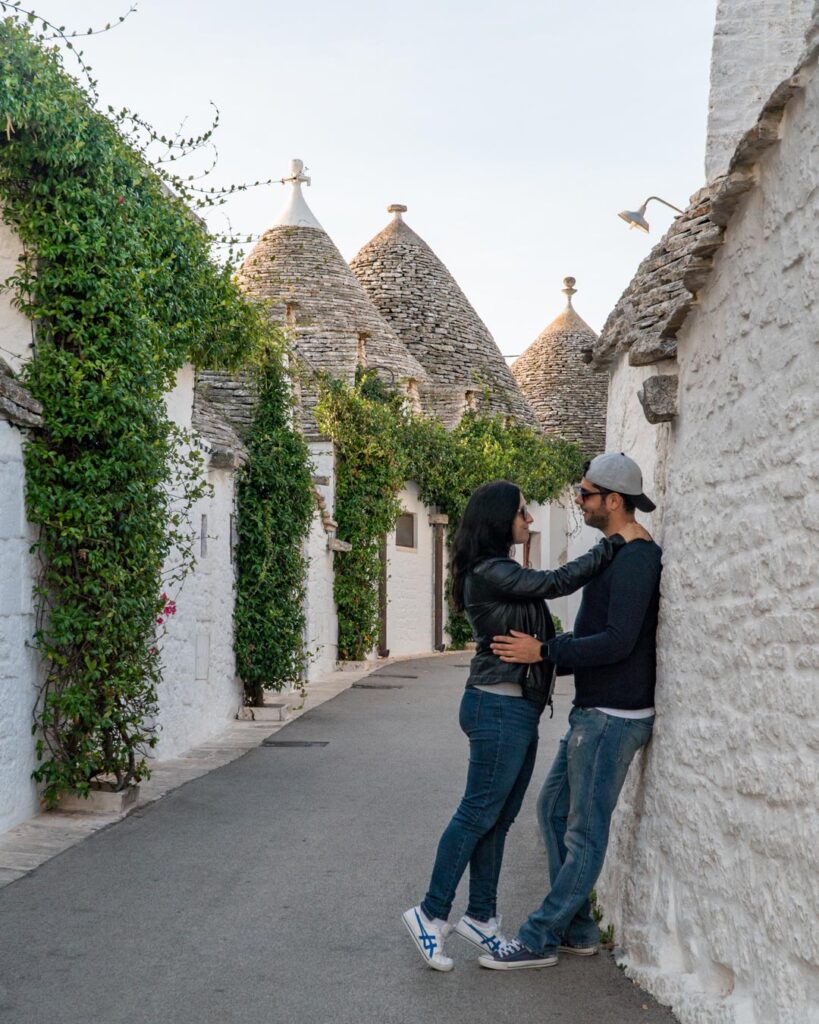 alberobello trulli coppia innamorata