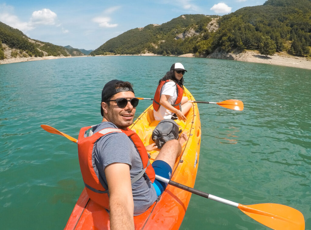 Ridracoli diga lago canoa coppia in canoa