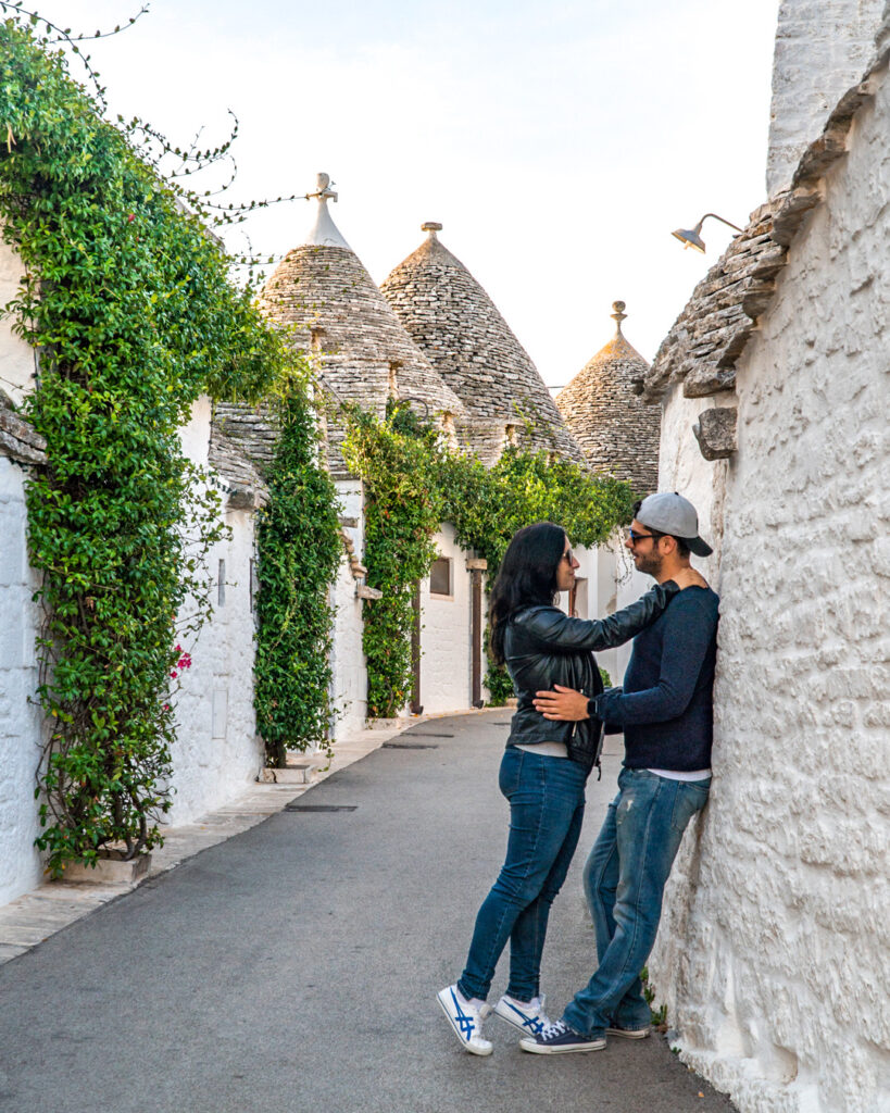 Alberobello Trulli coppia innamorati on the road Italia Puglia