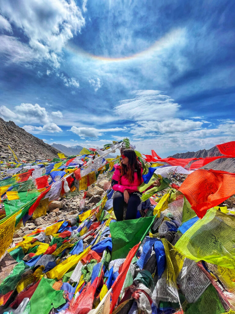 Ragazza fa trekking nel Ladakh