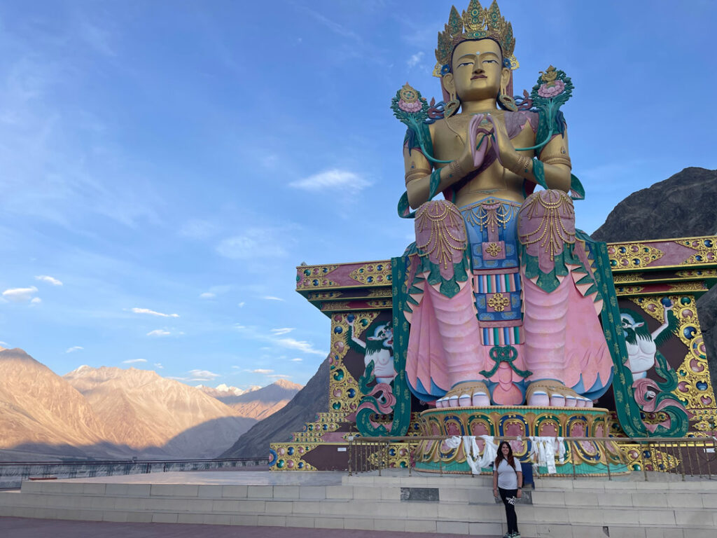 Grande statua buddhista colorata tra le montagne del Ladakh