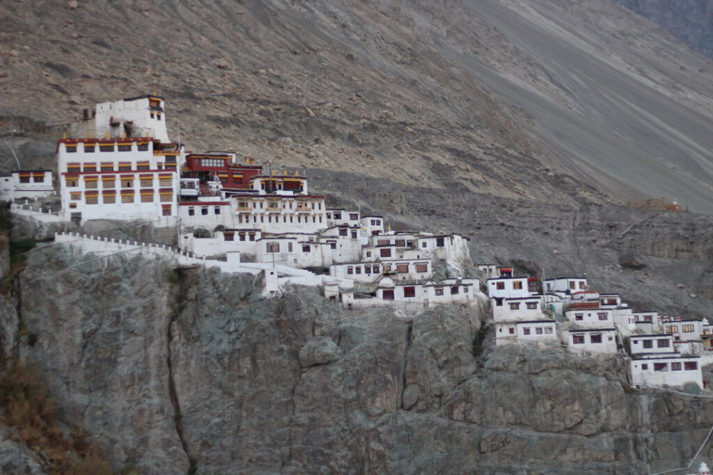 Monastero di Diskit costruito sulla parete rocciosa nella Nubra Valley in Ladakh