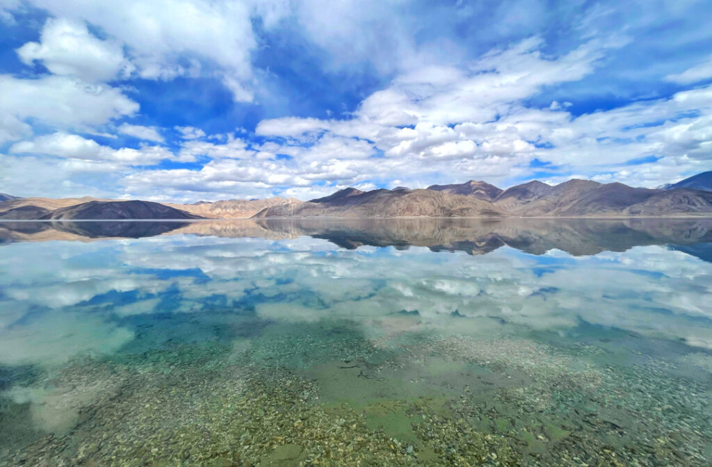 Acque turchesi del lago Pangong circondate dalle montagne del Ladakh