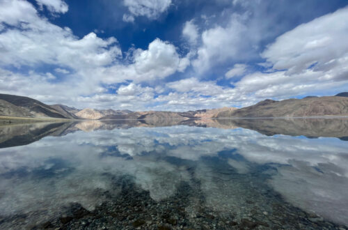 Paesaggio del ladakh sull'Himalaya indiana, con lago d'alta quota e nuvole riflesse nell'acqua