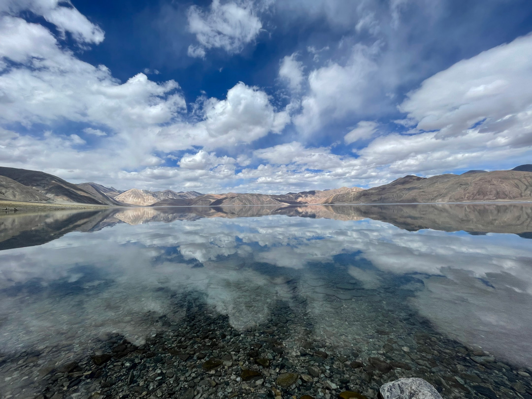 Paesaggio del ladakh sull'Himalaya indiana, con lago d'alta quota e nuvole riflesse nell'acqua