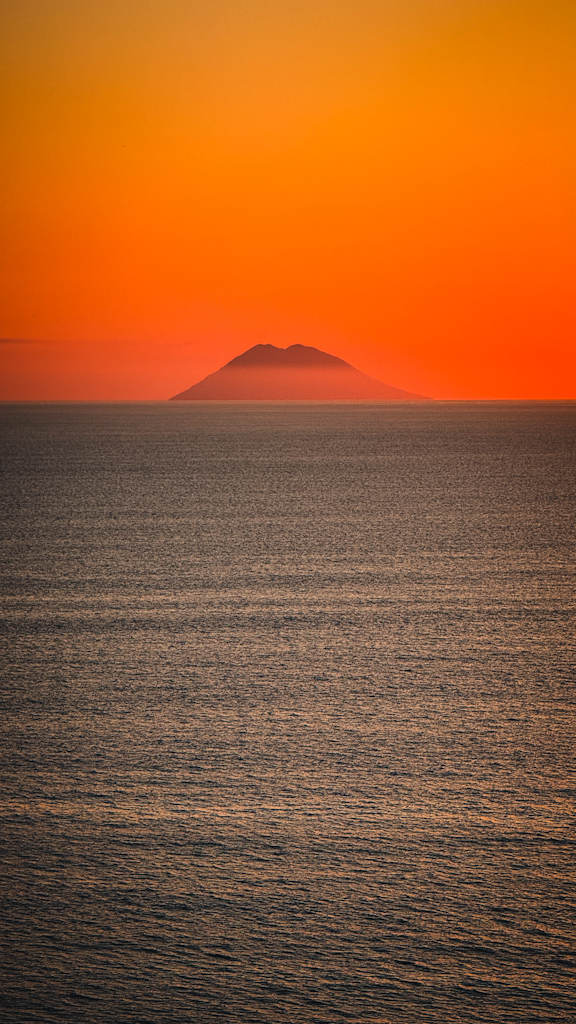 "Tonicello resort" "costa degli dei" "Capo Vaticano" "tramonto su stromboli" "Eolie"