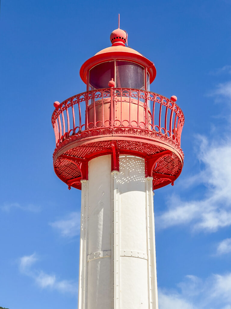 Faro rosso del porto di Mentone
