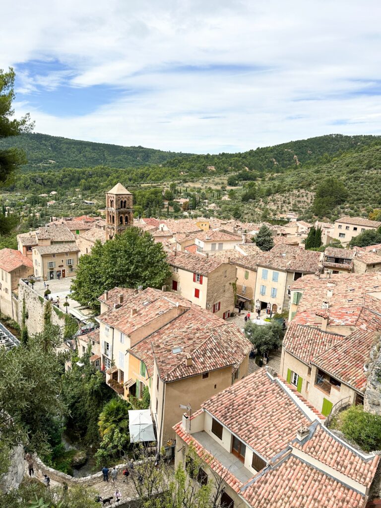 Tetti e case color pastello di Moustiers-Sainte-Marie