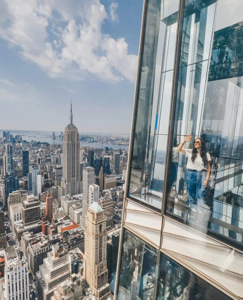 Vetrata panoramica del SUMMIT One Vanderbilt con vista sull'Empire State Building