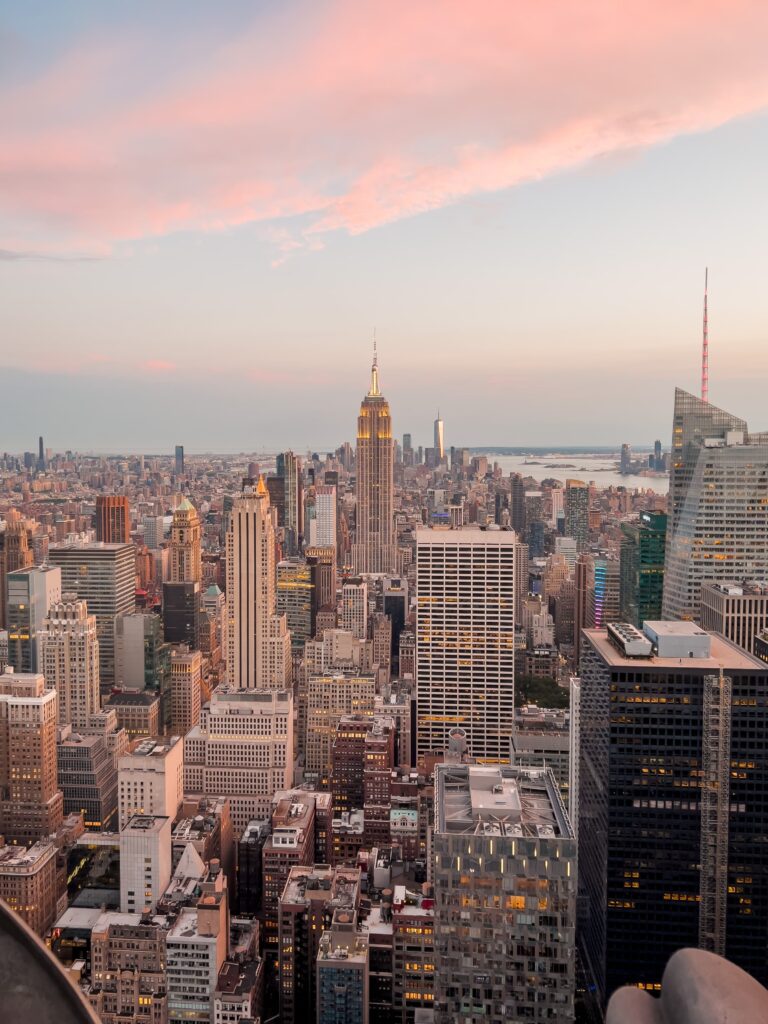 Empire State Building al tramonto visto dal Top of the Rock con skyline di Manhattan