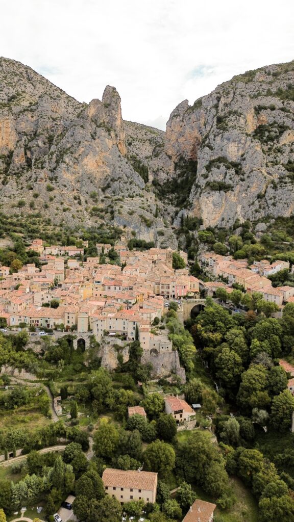 Borgo di Moustiers-Sainte-Marie tra le pareti rocciose