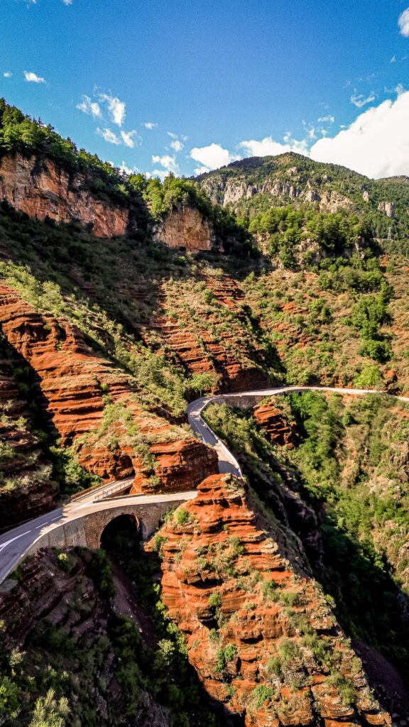 Strada panoramica tra le rocce rosse delle Gorges de Daluis