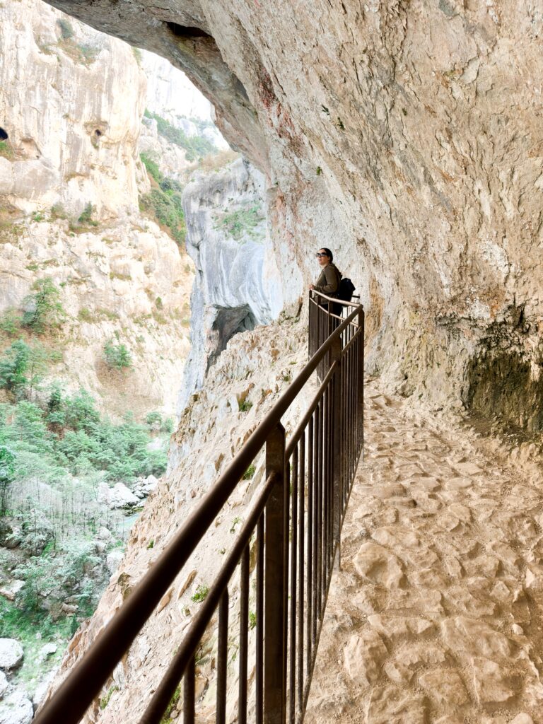 Gallerie scavate nella roccia lungo il Sentier Blanc-Martel