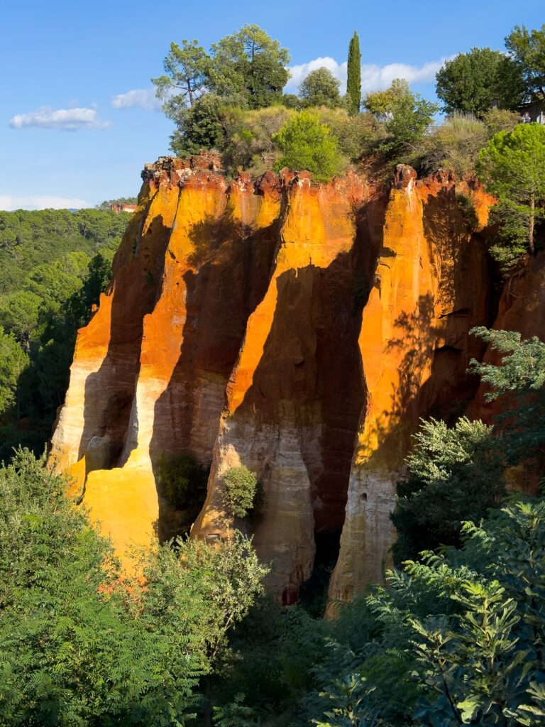 Pareti gialle e arancioni nel Sentier des Ocres