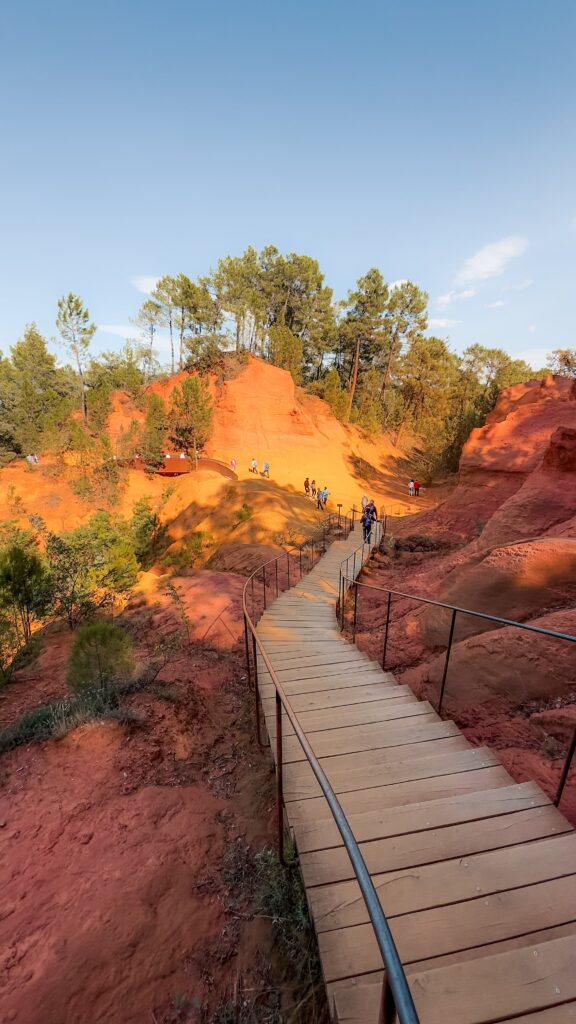 Sentiero tra le terre colorate di Roussillon