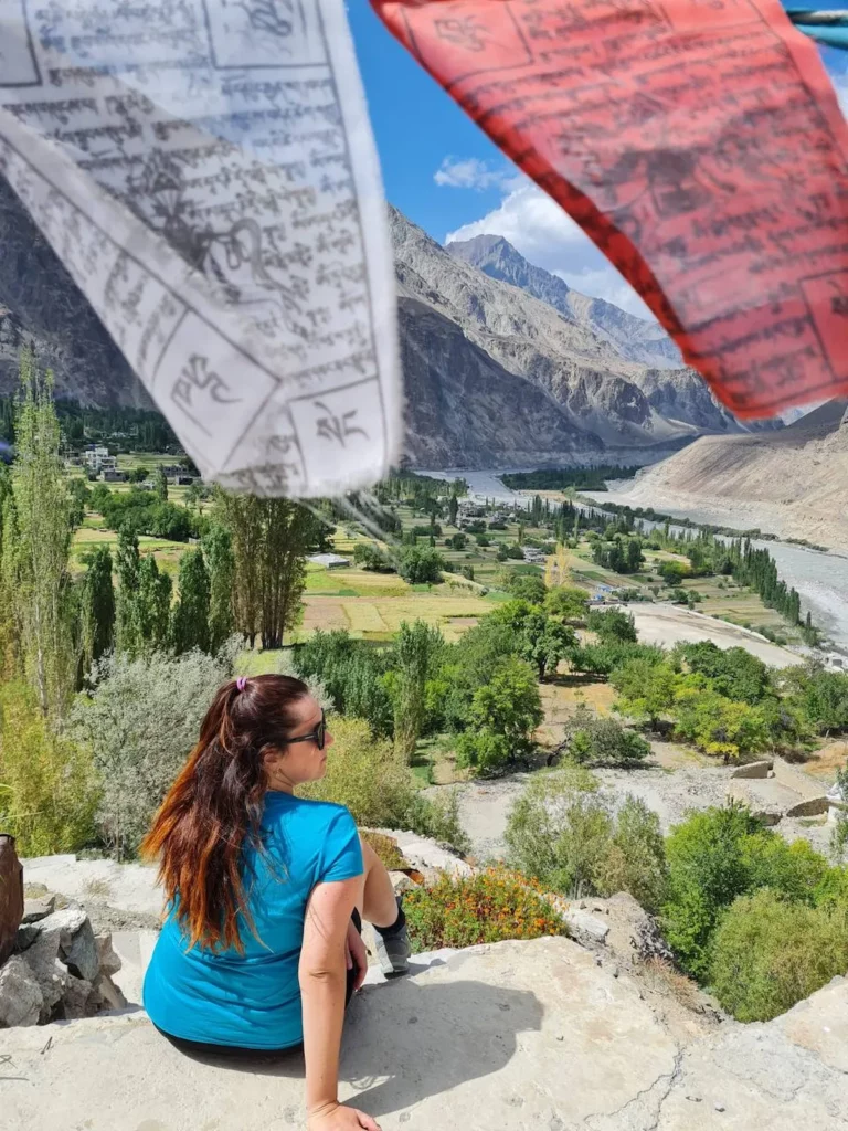 trekking nel Ladakh con bandierine