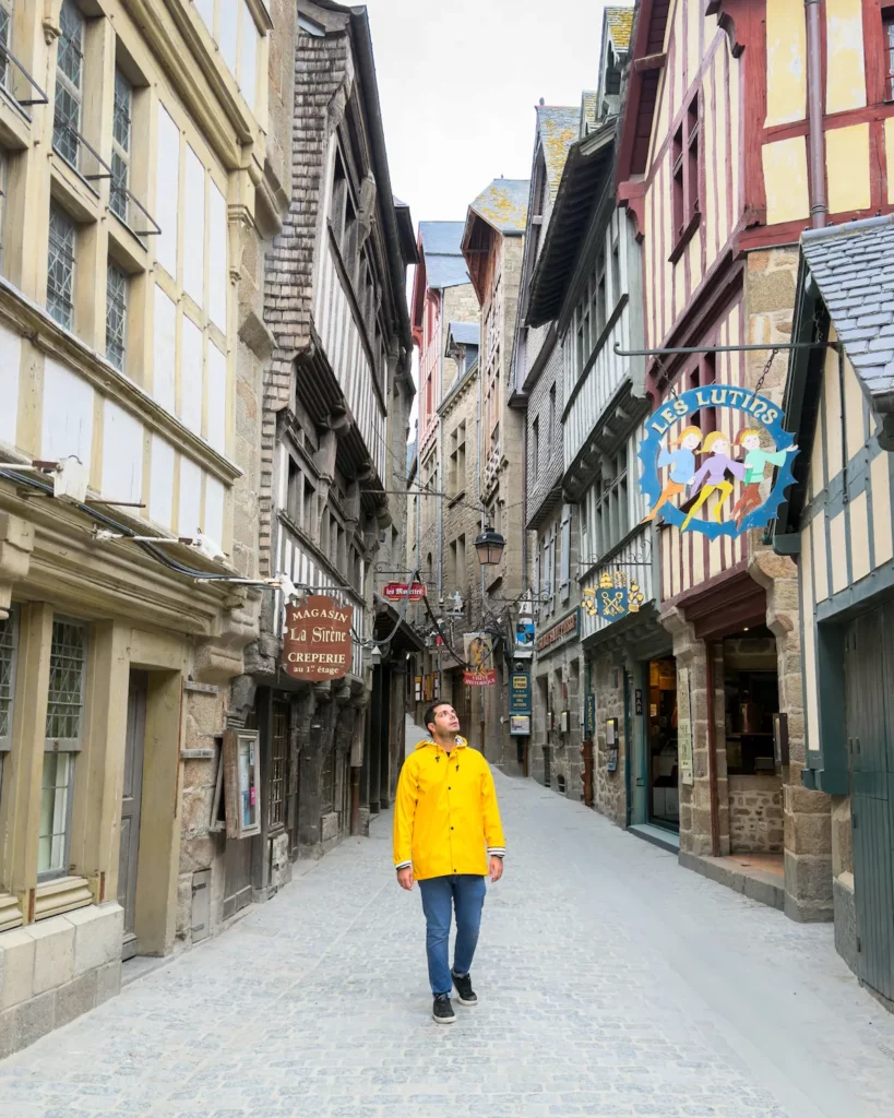 Grande Rue nel borgo di Mont Saint-Michel con case a graticcio