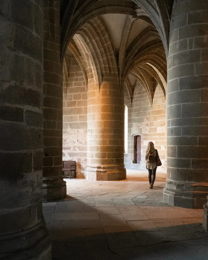 Cripta dei grossi pilastri dell'Abbazia di Mont Saint-Michel con le grandi colonne gotiche
