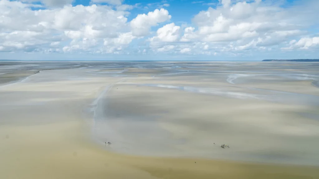 Vista panoramica sulla baia di Mont Saint-Michel dall'abbazia