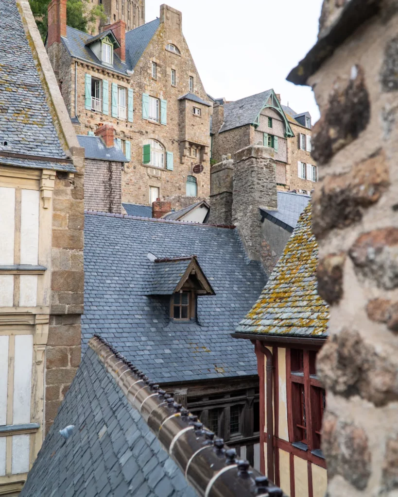 Tetti e case antiche del borgo di Mont Saint-Michel