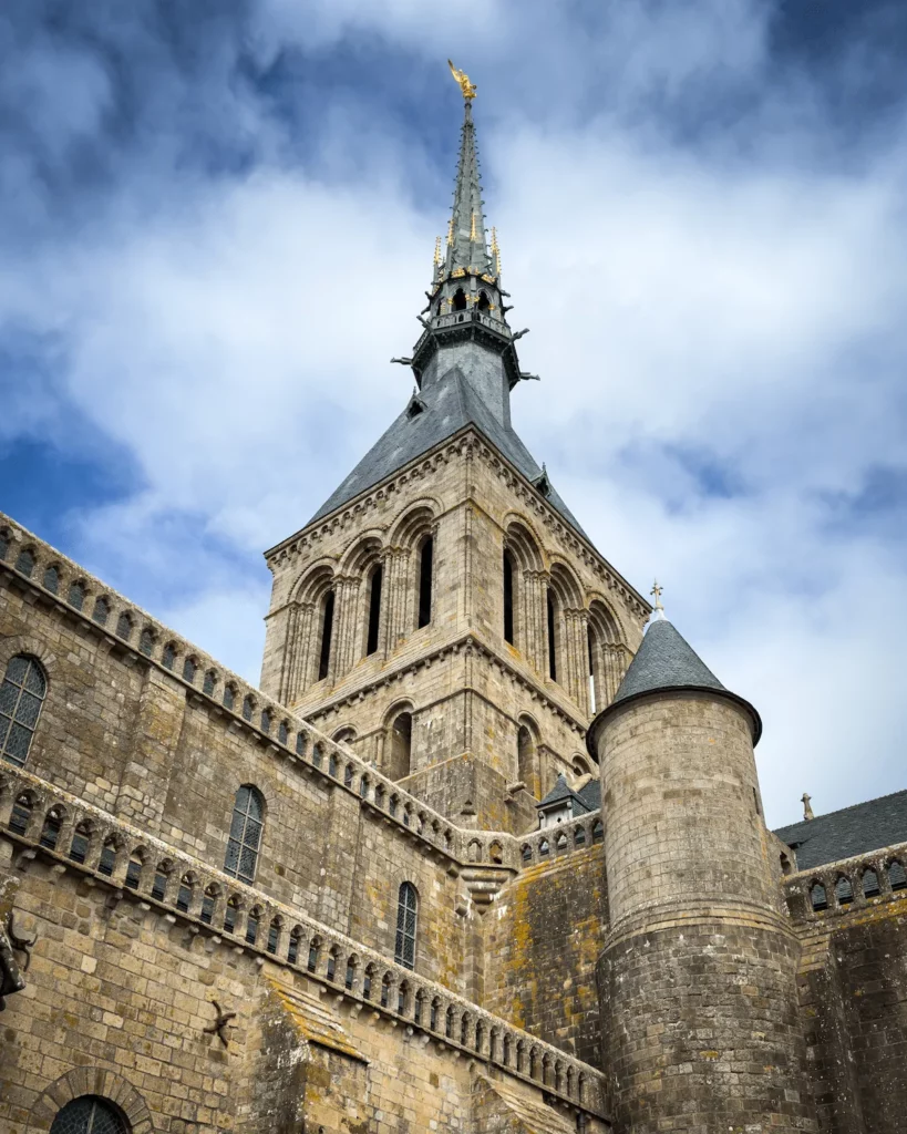 Campanile della chiesa abbaziale di Mont Saint-Michel visto dall'ingresso dell'abbazia