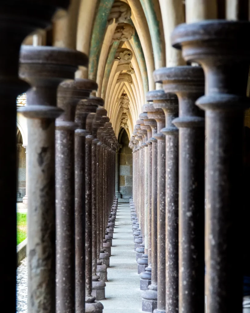 Chiostro dell'Abbazia di Mont Saint-Michel con colonnine gotiche