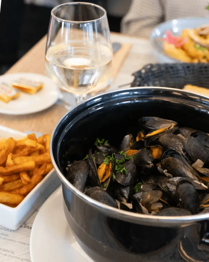 Moules-frites servite al ristorante La Salicorne vicino a Mont Saint-Michel