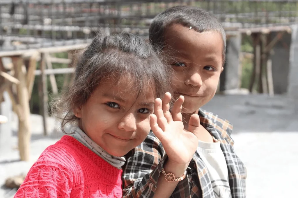 Bambini che salutano nelle terre del Ladakh