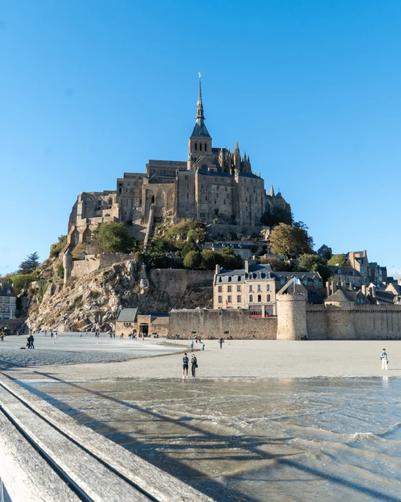 Vista frontale di Mont Saint-Michel con l'abbazia che domina il borgo