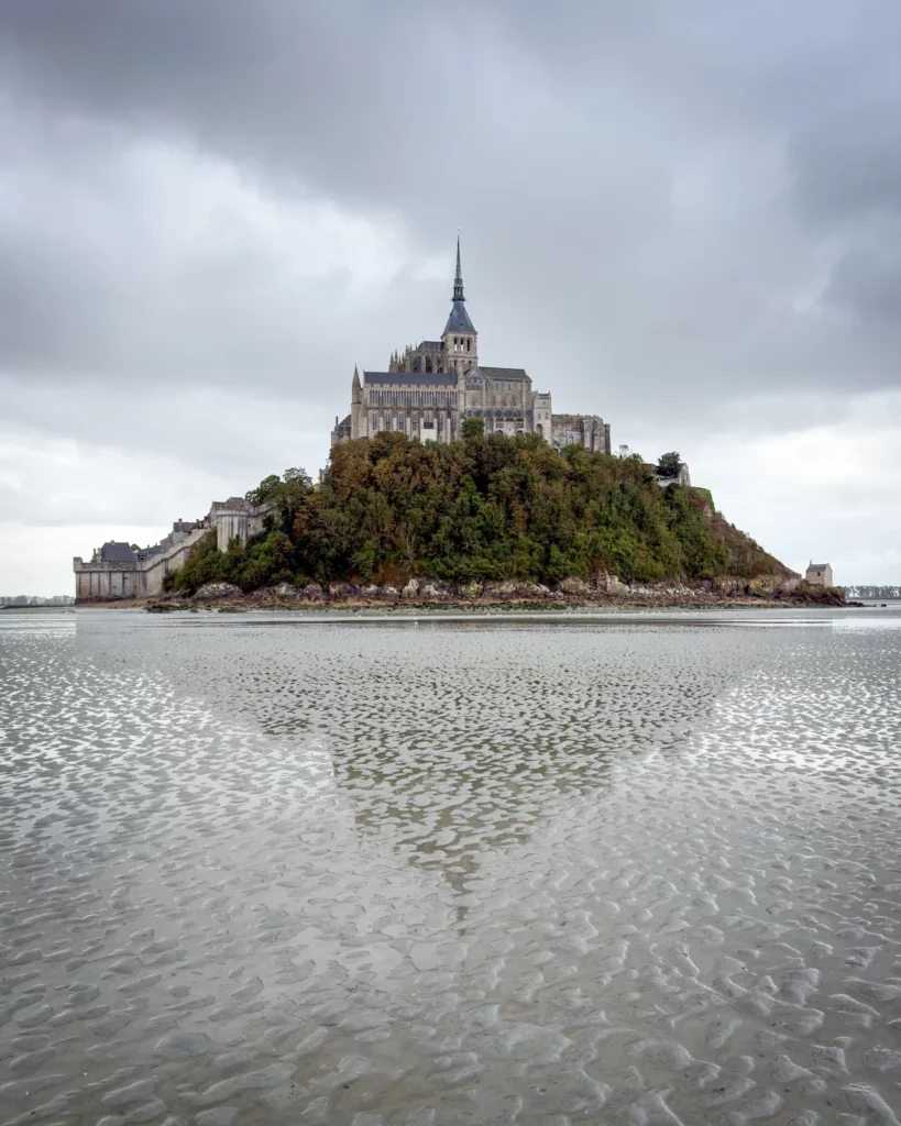 Mont Saint-Michel visto dalla baia durante la bassa marea