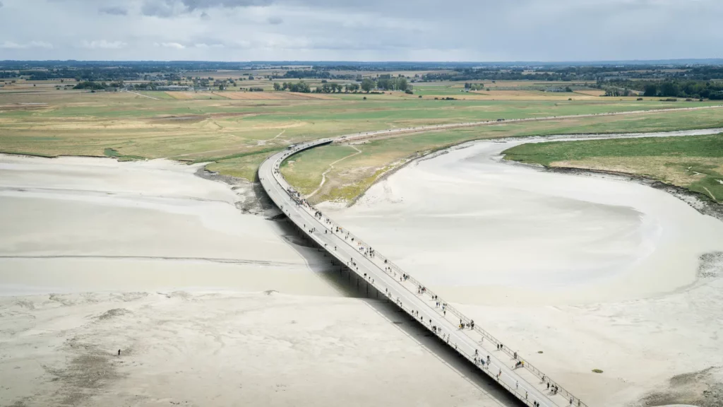 Vista sulla baia di Mont Saint-Michel dall'abbazia con la passerella verso il borgo