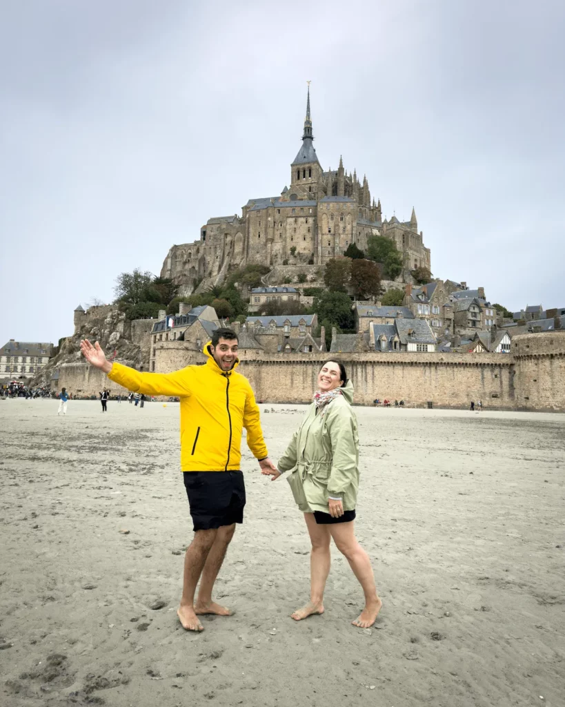 Escursione a piedi nudi nella baia di Mont Saint-Michel con il borgo sullo sfondo