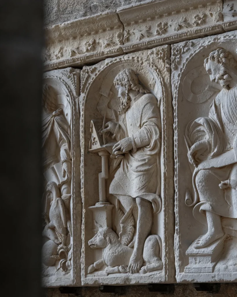 Bassorilievo scolpito all'interno della chiesa abbaziale di Mont Saint-Michel