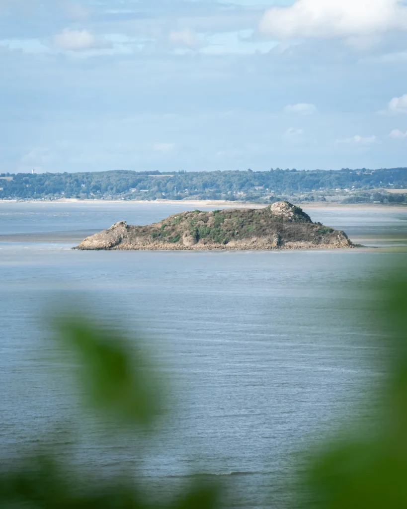 Isolotto di Tombelaine nella baia di Mont Saint-Michel durante l'alta marea