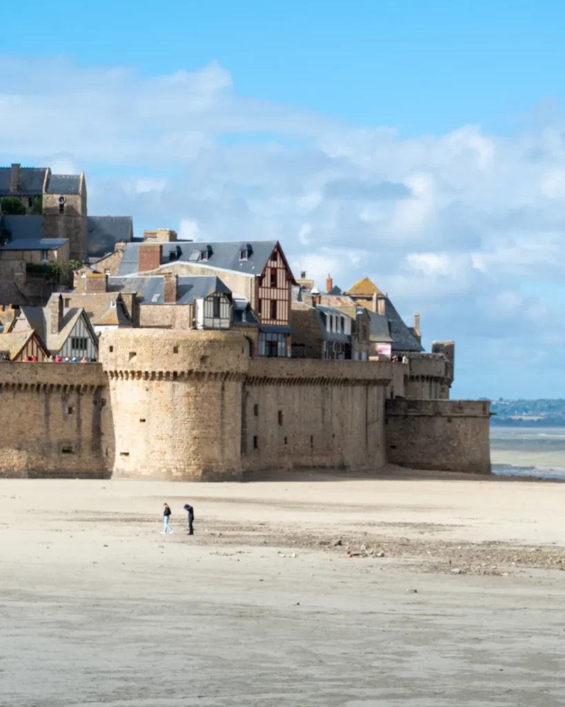 Borgo fortificato di Mont Saint-Michel visto dalla baia con la bassa marea