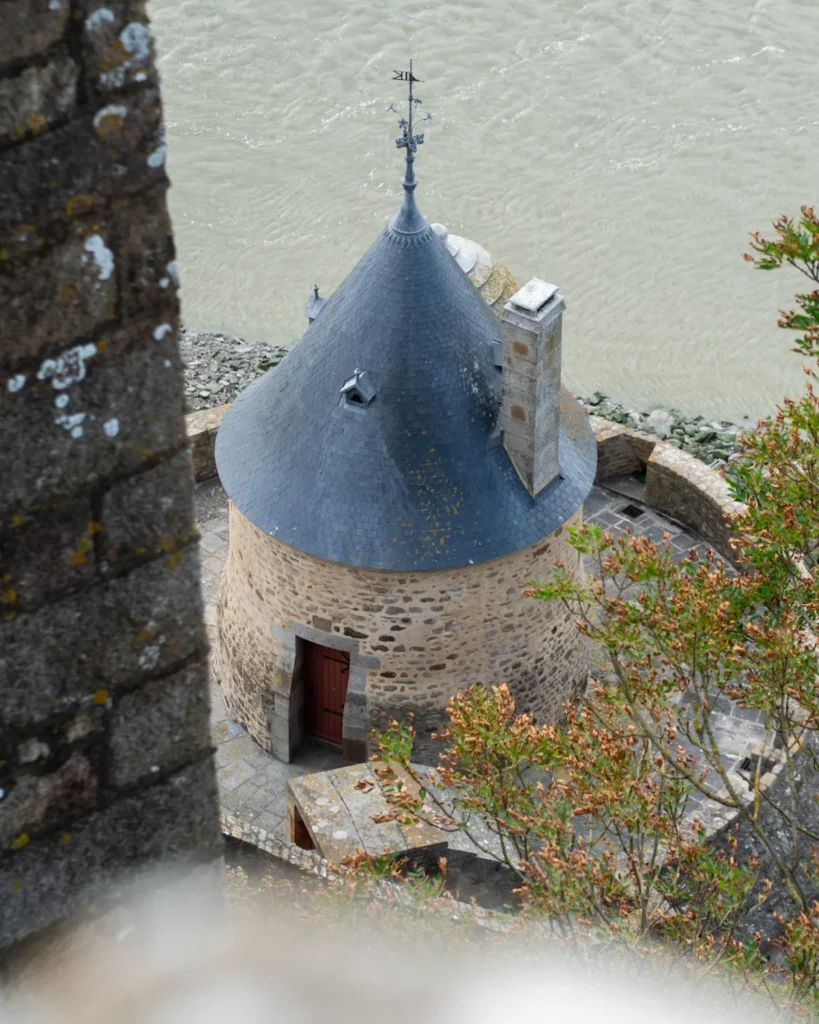 Vista dalla terrazza ovest dell'Abbazia di Mont Saint-Michel sulla baia e sulle fortificazioni