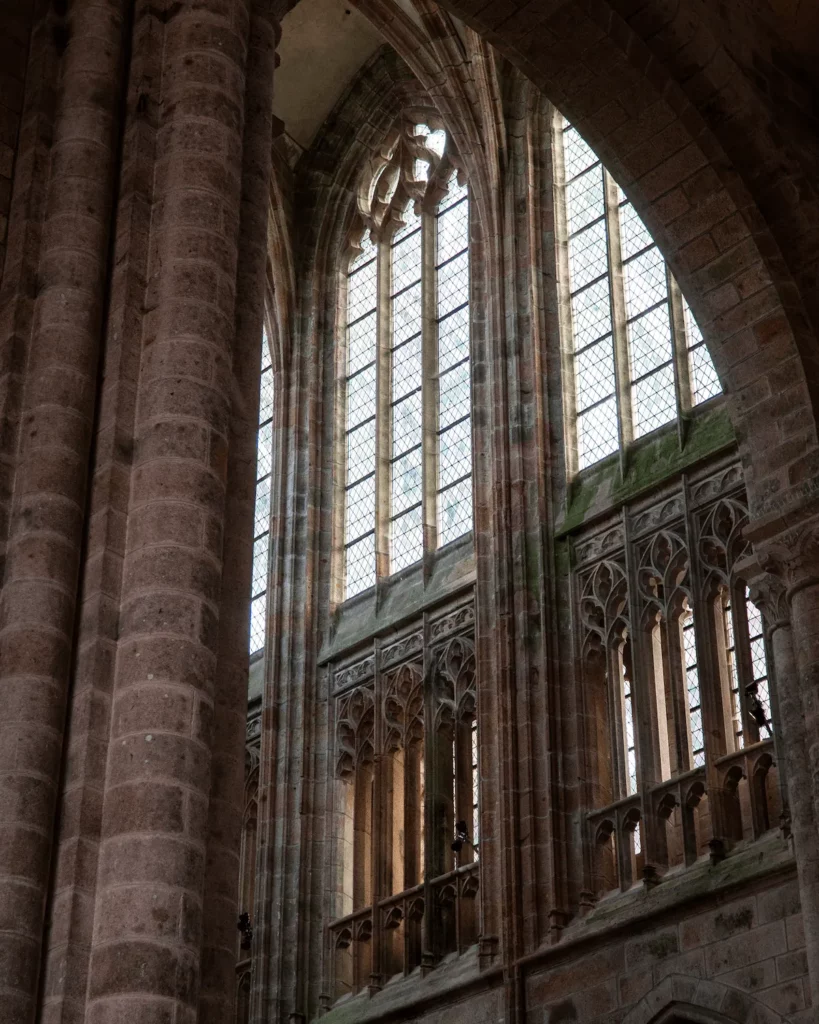Interno della chiesa abbaziale di Mont Saint-Michel con il coro gotico e le alte finestre