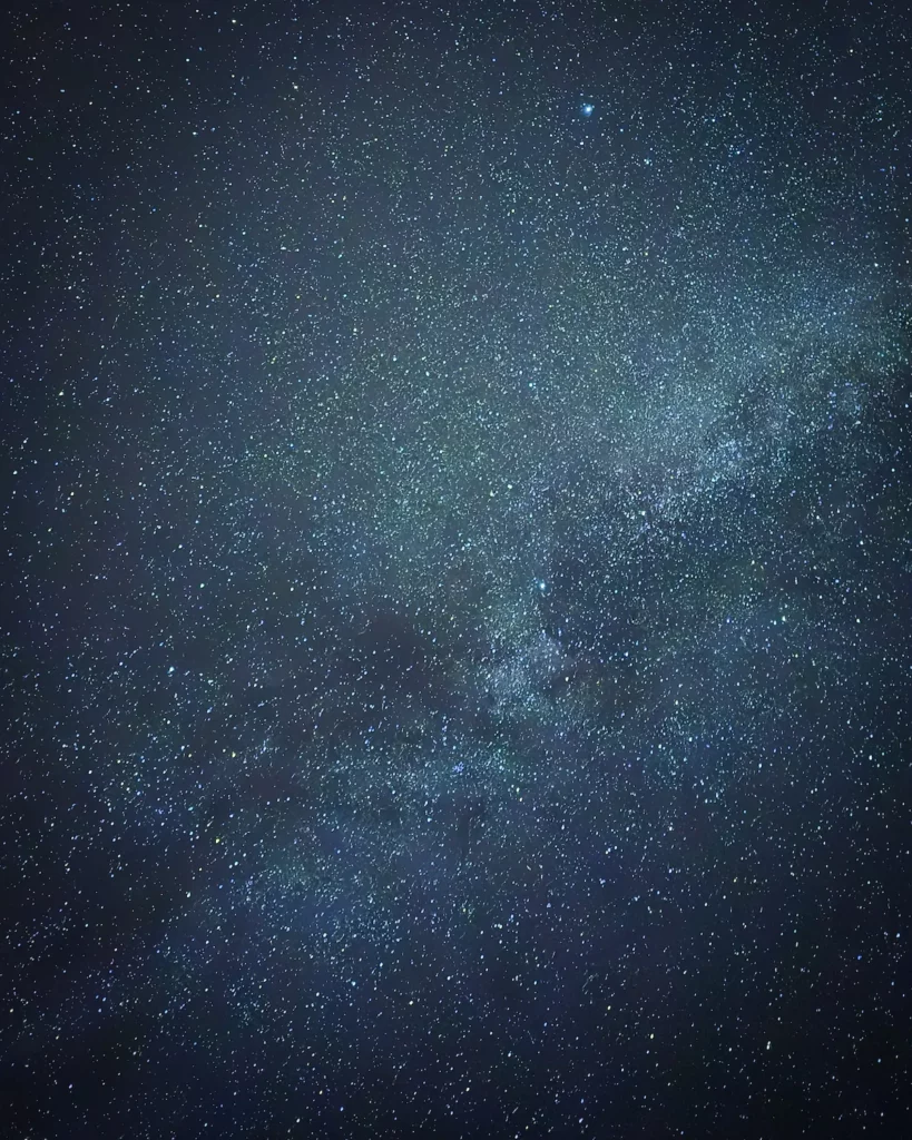 Via Lattea nel cielo notturno sopra Mont Saint-Michel