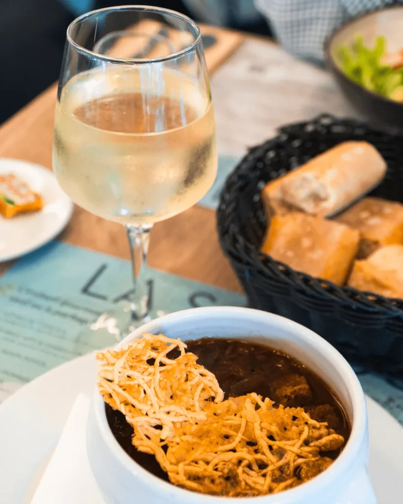 Zuppa di cipolle servita al ristorante La Salicorne vicino a Mont Saint-Michel